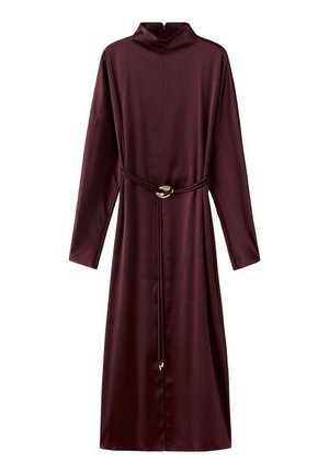 Rochie lungă burgundy cu mâneci lungi, guler înalt, talie strânsă cu o curea și o textură netedă și lucioasă. Prezintă un detaliu cu cataramă metalică rotundă.