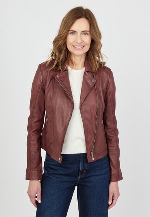 Rode leren motorjack met zilveren rits, drukknoopsluiting en ritszakken; getailleerd ontwerp met lange mouwen en een iets verkorte zoom.