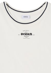 T-shirt blanc à col rond avec double rayures noires sur le col et texte noir au centre indiquant « Make waves fresh ocean sea air breeze and sand. »