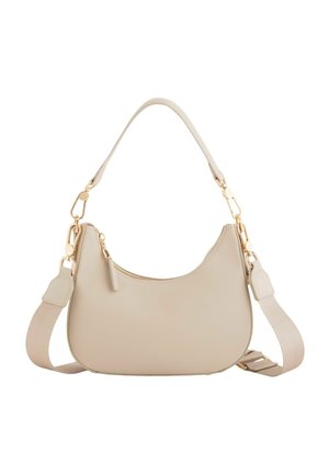 Sac à main beige en forme de croissant avec ferrures dorées, une poignée courte, une bandoulière ajustable amovible et une fermeture éclair supérieure.