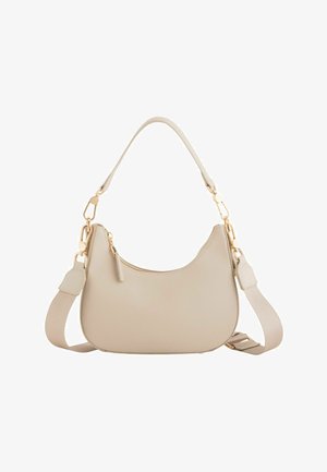 Beige, halbmondförmige Handtasche mit goldfarbenen Beschlägen, kurzem Griff, abnehmbarem, verstellbarem Schulterriemen und Reißverschluss oben.
