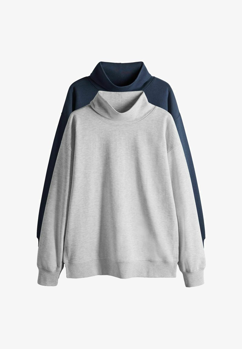 Due felpe a collo alto appese, una grigia e una blu navy. Entrambe hanno una texture morbida, una vestibilità comoda e polsini e colletto a costine.