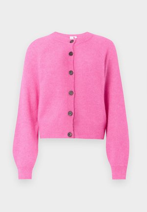 Kirkas vaaleanpunainen neulekortti, jossa on pitkät hihat, ribattu resori hihoissa ja helmassa, sekä kuusi tummaa nappia edessä.