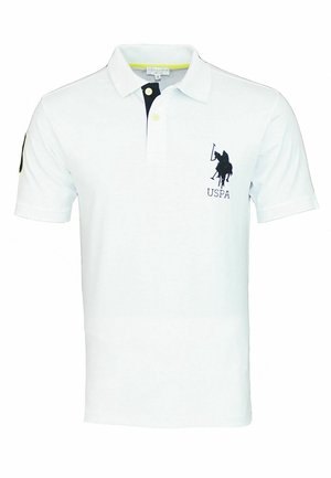 Biała koszulka polo z krótkim rękawem, kołnierzykiem i guzikami, z czarnym logo USPA z koniem i jeźdźcem na piersi oraz naszywką na rękawie.