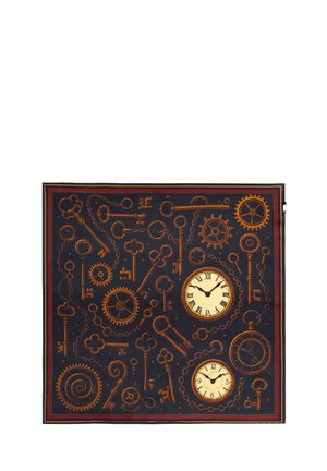 Ciemna tkanina w kwadratowym kształcie z pomarańczowymi, vintage kluczami, trybami, łańcuchami oraz dwoma zegarami pokazującymi różne godziny, rozrzucona w przypadkowym wzorze.