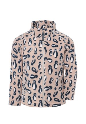 Junges Kind mit kurzen blonden Haaren, das eine beige Jacke mit Leopardenmuster und Reißverschluss, blaue Hose und graue Socken trägt und auf hellem Hintergrund steht.