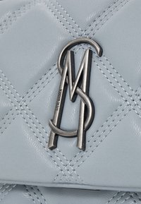Steve Madden BVOLTURI - Geantă crossbody - light grey