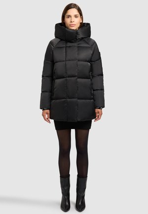 Černá prošívaná péřová bunda s vysokým límcem, vybavená zipovými bočními kapsami a hladkým, lesklým povrchovým provedením. Délka pod kolena.