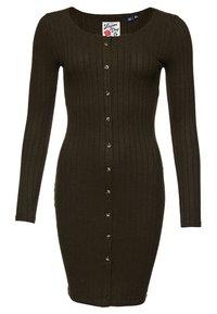 Robe à manches longues, côtelée, vert olive, avec une silhouette ajustée et un devant à boutons. Le tissu a une texture douce et un léger élasticité.