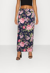 Saia maxi floral em tecido azul marinho, com grandes rosas cor-de-rosa e flores menores, apresentando uma textura suave e uma silhueta ajustada.