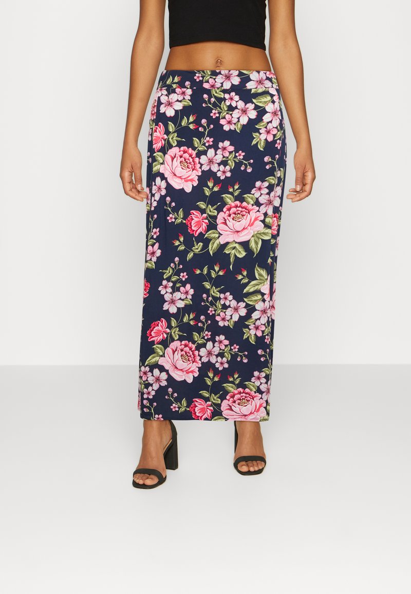 Saia maxi floral em tecido azul marinho, com grandes rosas cor-de-rosa e flores menores, apresentando uma textura suave e uma silhueta ajustada.