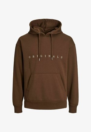 Brun bomuldshættetrøje med kengurulomme, snore og "ORIGINALS" trykt i hvidt, lagdelt over en hvid skjorte og beige bukser.