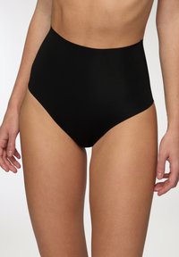 Infradito neri a vita alta realizzati in un materiale liscio ed elastico con un design senza cuciture e una leggera lucentezza. Presentano un taglio classico.