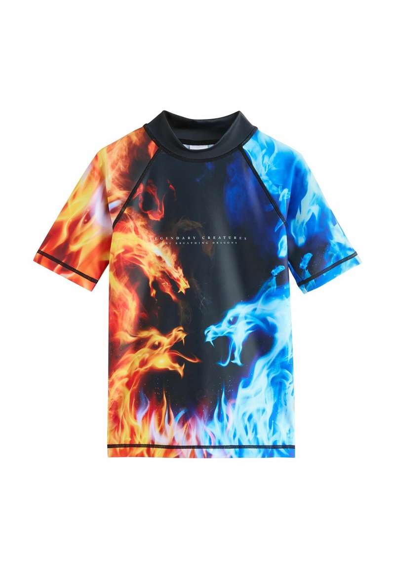 Kortärmad rash guard med ett livligt blått och orange eld-mönster, svart krage och tryckt text "Legendariska Varelser Andas Drakar."