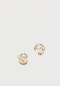 Ζευγάρι στριφογυριστών κρίκων σκουλαρικιών με χρυσούς και ασημένιους τόνους, διακοσμημένα με μικρούς διάφανους πολύτιμους λίθους σε λευκό φόντο.