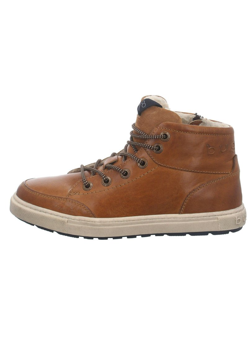 Scarpa alta in pelle marrone con punta arrotondata, suola in gomma beige, allacciatura frontale e dettagli testurizzati. Presenta un collare imbottito e un dettaglio del logo.