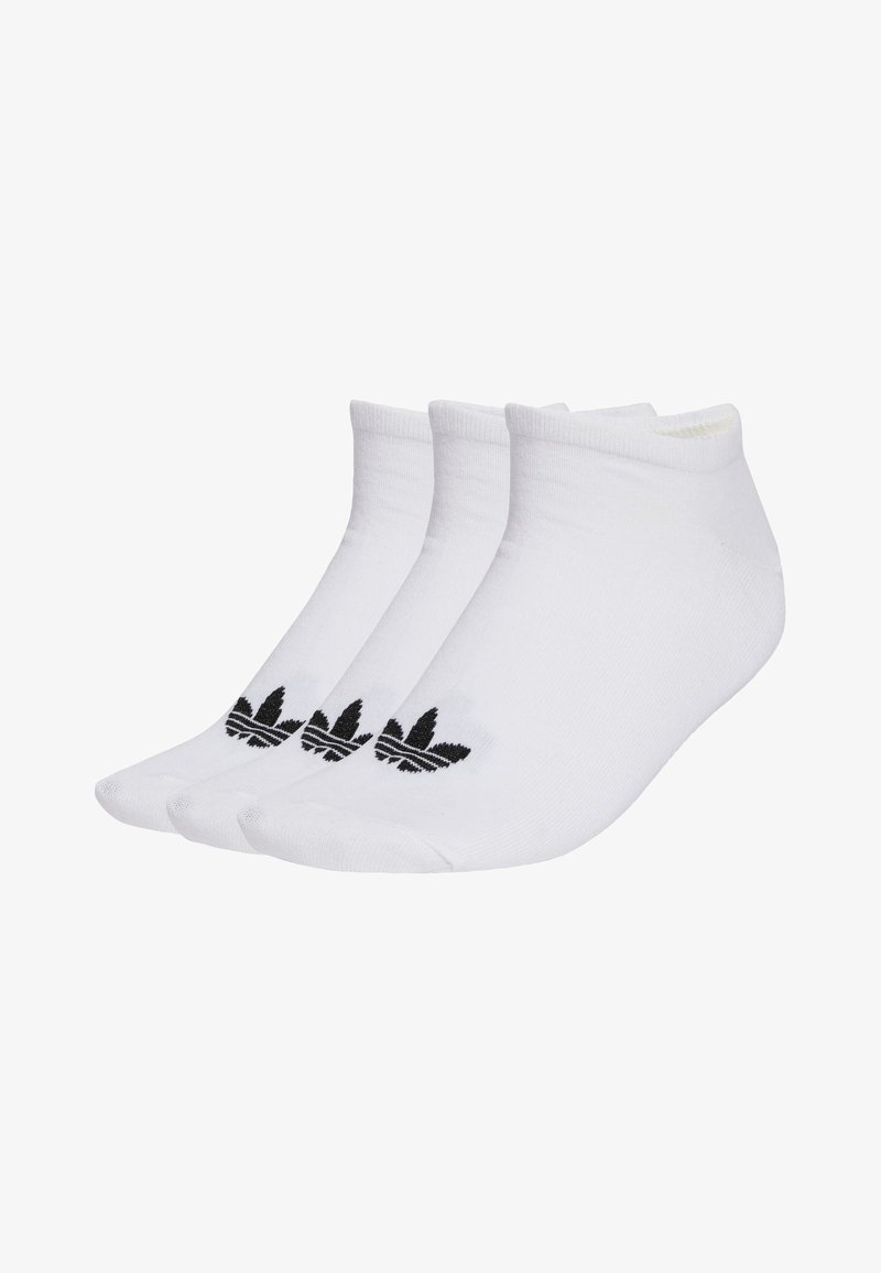 Biele ponožky po členky, zmiešané z bavlny, s čiernym logom Adidas s tromi listami a dvoma horizontálnymi pruhmi na podrážke. Balenie obsahuje tri páry.