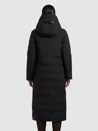 Abrigo largo negro acolchado con capucha, con una etiqueta trasera brillante, textura acolchada y bolsillos laterales, que llega por debajo de las rodillas.