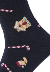 Calcetines navy con motivos de pizza amarilla y bastones de caramelo rojos y blancos. Confeccionados con un textil suave y de textura lisa.