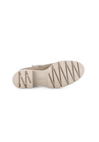 Beige schoenzool met diep zigzagloopvlak en het "Gabor"-logo in het midden geperst op een witte achtergrond.