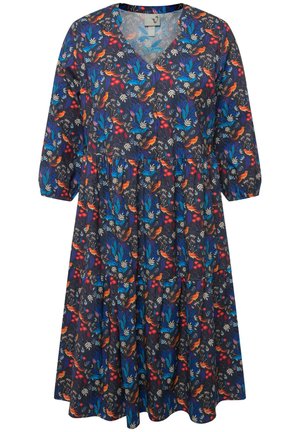 Das florale Kleid hat einen dunkelblauen Hintergrund mit mehrfarbigen Blättern und Fuchs-Mustern, einen V-Ausschnitt und Dreiviertelärmel. Es hat ein ausgestelltes Rockdesign.