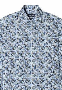 Ein Button-Up-Hemd mit floralem Muster in Blau- und Grüntönen auf einem hellen Hintergrund, mit klassischem Kragen und weißen Knöpfen.