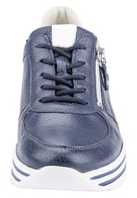 Sneaker blu navy in pelle con superficie testurizzata, lacci e cerniera laterale. Dettaglio suola a strisce bianche e blu. Design a punta tondeggiante.