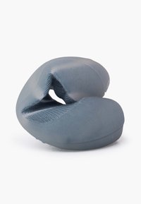 Prodotto in silicone grigio con superficie liscia e apertura testurizzata, a forma di mezza conchiglia. Adatto per un uso ergonomico.