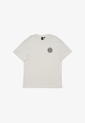 Weißes Baumwoll-T-Shirt mit kurzen Ärmeln und Rundhalsausschnitt, mit einem schwarzen runden Logo im linken Brustbereich. Weiche Textur.