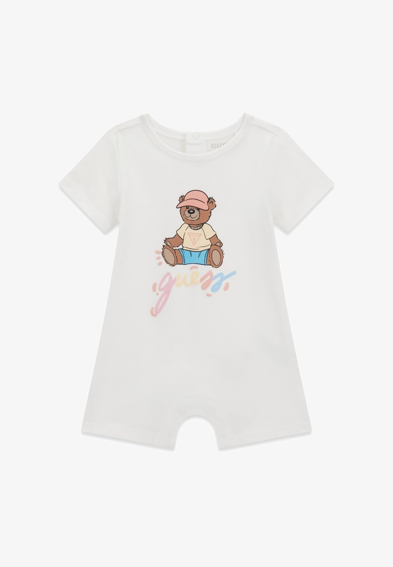Barboteuse blanche pour bébé à manches courtes, avec un dessin animé d'un ours en peluche portant une casquette rose, une chemise jaune, un short bleu, et le texte "Guess" en dessous.
