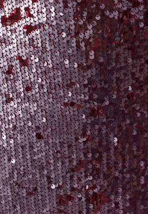 Bordeaux stof bedekt met dicht op elkaar geplaatste, glanzende ronde pailletten, die een textuur en reflecterend oppervlak creëren met een gladde onderlaag.