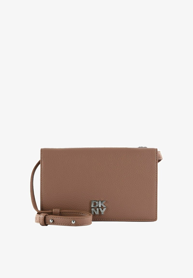 Pochette-bracelet en cuir marron DKNY avec texture granuleuse et bandoulière ajustable enroulée à côté, sur fond blanc.