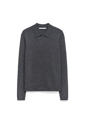 Cardigan lavorato a maglia grigio scuro con colletto, maniche lunghe e chiusura a bottoni. Presenta una texture liscia e un sottile motivo a coste.