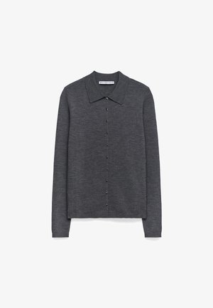 Donkergrijze gebreide cardigan met een kraag, lange mouwen en knoopsluiting aan de voorkant. Kenmerkt zich door een soepele textuur en een subtiel ribbelpatroon.