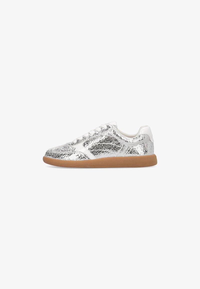 Zilveren sneakers met een gebroken metalen textuur, witte leren accenten en een bruine rubberen zool. Beschikt over vijf oogjes en platte veters.