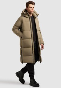 Knælang dunjakke i khaki, med hætte, lynlåslukning foran, sidelommer og et quilted design med en glat tekstur.