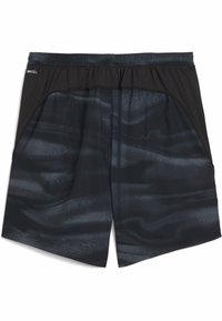 Svarta och mörkgrå atletiska shorts med en slät textur, med ett gradientmönster, elastisk midja och sidofickor.