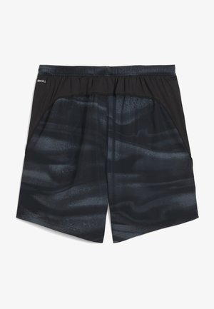 Schwarze und dunkelgraue Sportshorts mit glatter Textur, die ein Farbverlaufsmuster aufweisen, einen elastischen Bund und seitliche Taschen haben.