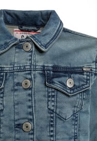 Giubbotto di jeans in azzurro chiaro con colletto classico, tasca sul petto, bottoni in metallo argentato e leggeri dettagli usurati.