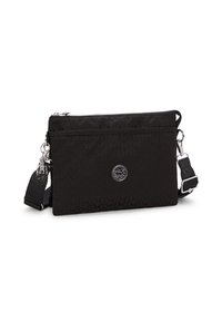 Svart kviltad tyg crossbody-väska med dragkedja, justerbar rem och en silverlogo på framsidan.