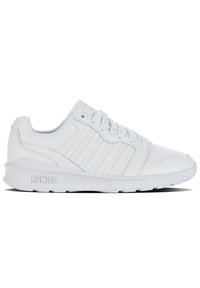 Baskets blanches avec une tige en cuir lisse, des accents texturés, des lacets et une semelle épaisse arborant le logo K-Swiss.