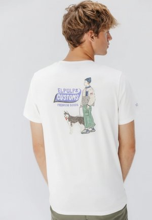 Camiseta blanca de algodón con una ilustración colorida de una persona y un perro en la parte trasera, con el texto "ELPULP CUSTOMS PREMIUM GOODS."