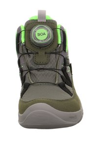 Brązowy i zielony wysokotopowy but z teksturowanym wierzchem, systemem sznurowania BOA i szarym gumowym spodem. Posiada odblaskowe akcenty i wyściełany kołnierz.
