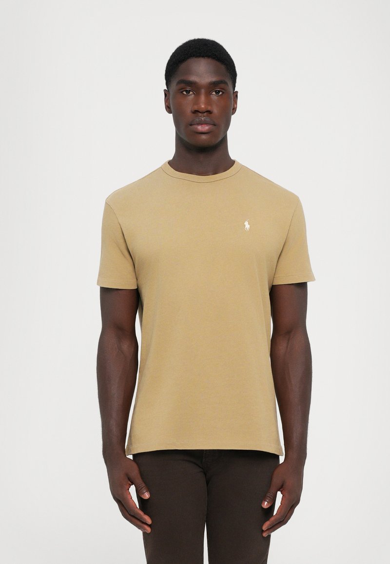 Χακί κοντομάνικο μπλουζάκι με στρογγυλή λαιμόκοψη, κατα�σκευασμένο από βαμβάκι, με ένα μικρό λογότυπο στο αριστερό μέρος του στήθους.