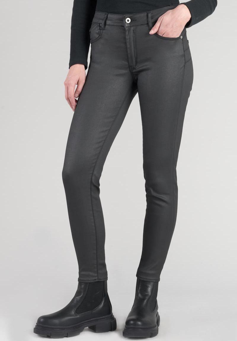 Jeans neri slim-fit realizzati in un materiale morbido, con tasche anteriori, chiusura con zip e dettagli di cucitura a contrasto. Abbinati a stivali neri.