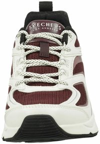 Zapatillas deportivas Skechers con un upper de malla burdeos y acentos sintéticos blancos, puntera redonda y una suela negra texturizada.