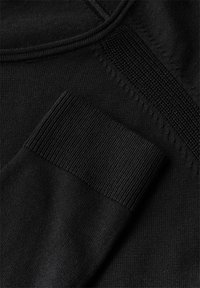 Schwarzer Strickpullover aus glattem Material, mit gerippten Bündchen und nahtlosem SchulternDesign sowie einem strukturierten Bereich. Insgesamt matte Oberfläche.