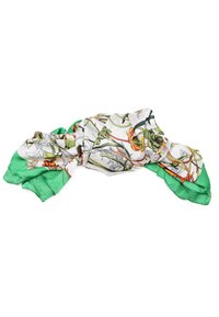 Sciarpa di seta con base bianca, caratterizzata da motivi floreali verdi e arancioni, rifinita con un bordo di raso verde e una texture liscia.