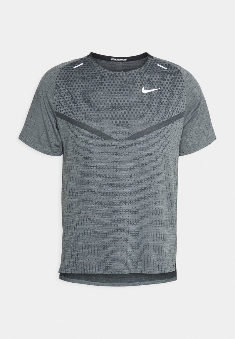 Graues Nike-Läufer-T-Shirt mit kurzen Ärmeln, strukturiertem Stoff, geometrischen Mustern, Rundhalsausschnitt und reflektierenden Akzenten an den Schultern.
