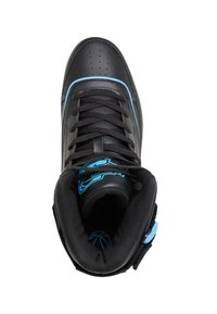 Černá kožená basketbalová bota s modrými akcenty, perforovanou strukturou a designem vysokého kotníku. Obsahuje polstrovaný límec a tkaničky.